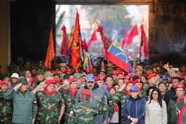Maduro se aferra al poder con marchas a favor