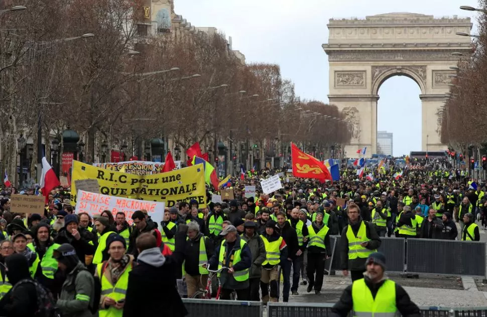 POR LOS CAMPOS ELÍSEOS. Los manifestastantes marcharon ayer cruzando el corazón de París. Las protestas se replicaron en varias ciudades. REUTERS 