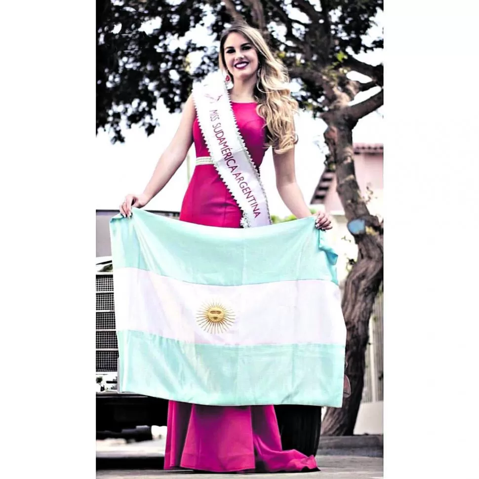 CON LA BANDERA. Alina, cuando se consagró Miss Sudamérica. 