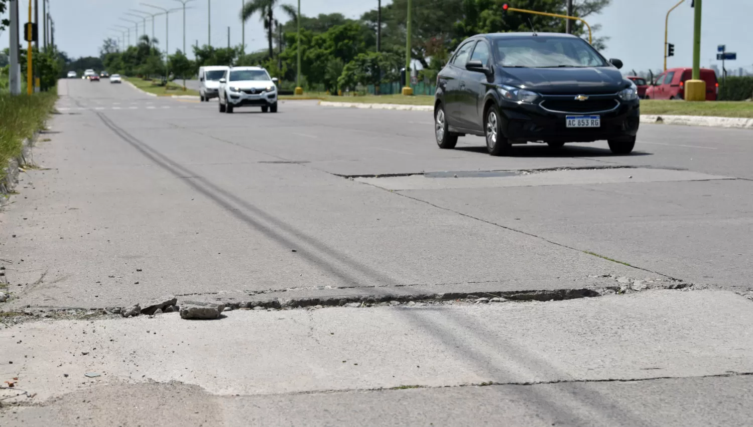 PAVIMENTO EN MAL ESTADO. Las grietas y los desniveles que hay en el pavimento pueden romper los vehículos o causar accidentes.