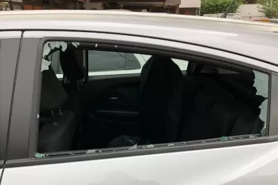 Volvía del banco, frenó en un semáforo y un rompevidrios le arrebató U$S 3.000 y $ 30.000