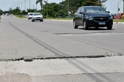 Las grietas de la Perón, un dolor de cabeza para los conductores