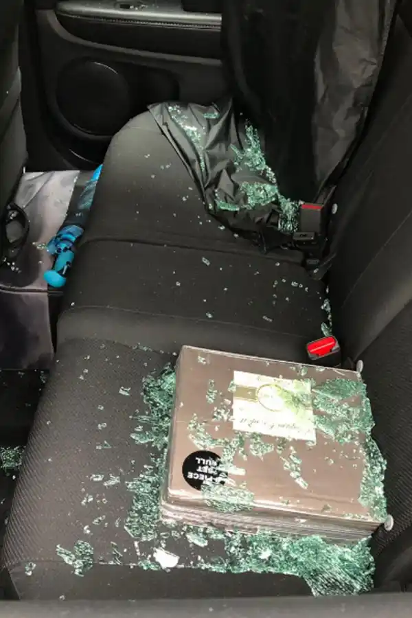 Volvía del banco, frenó en un semáforo y un rompevidrios le arrebató U$S 3.000 y $ 30.000