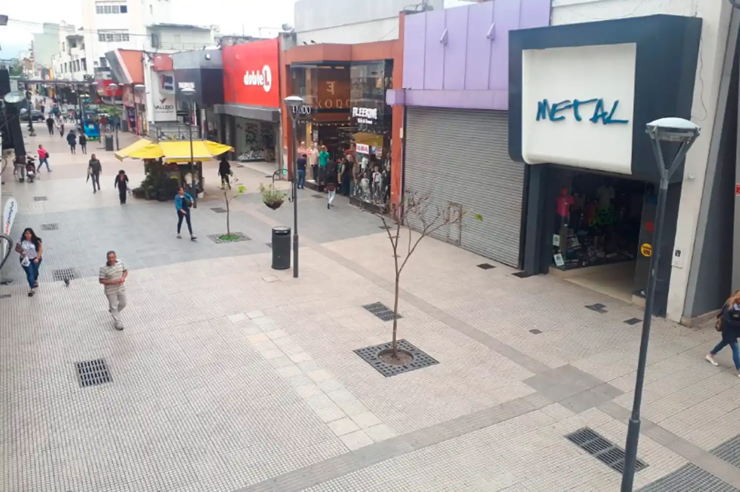 Daño colateral del paro: una mañana sin ventas vivieron los comercios del centro
