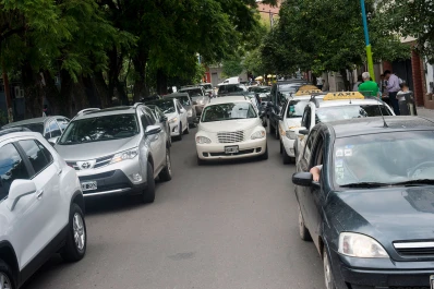 Siete claves para entender la ordenanza que prohíbe estacionar frente a escuelas y colegios