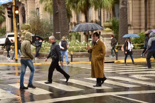 Agarrá el saquito y el paraguas: los vientos y las lluvias protagonizarán el martes