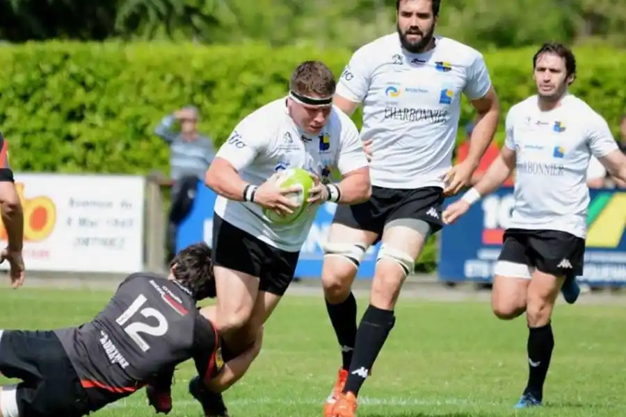 ETAPAS. Gonzalo durante su paso por Bassin D’Arcachon (izquierda) y ahora en Tarbes, club donde pretende continuar. 