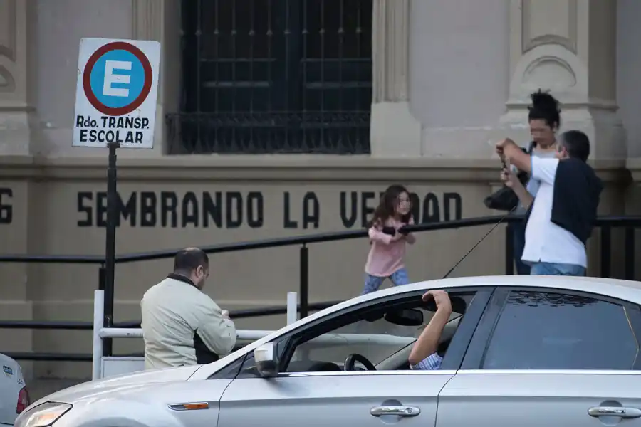 Siete claves para entender la ordenanza que prohíbe estacionar frente a escuelas y colegios