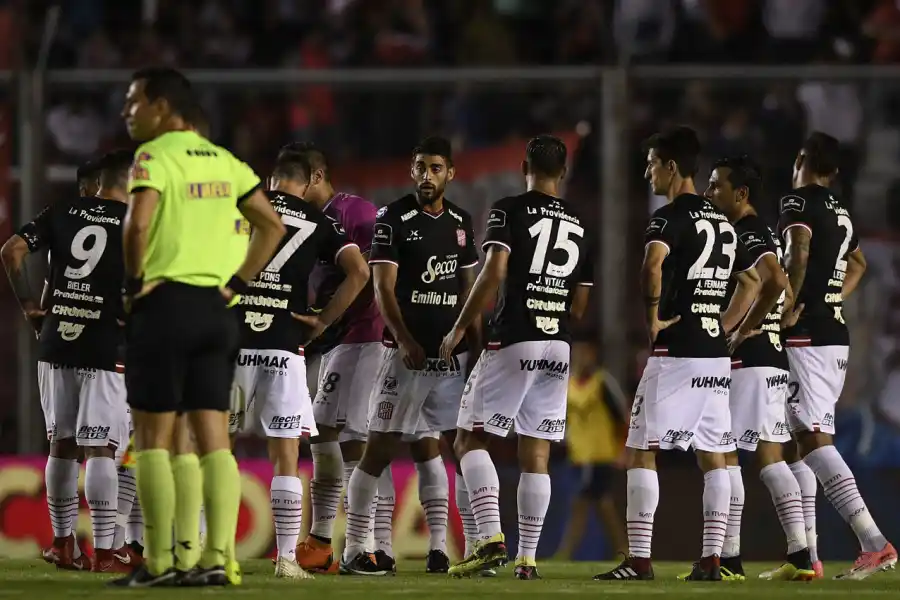 MAL RECUERDO. Facundo Tello dirigió el partido entre San Martín e Independiente, en Avellaneda, en el que el santo se fue goleado con fallos polémicos.