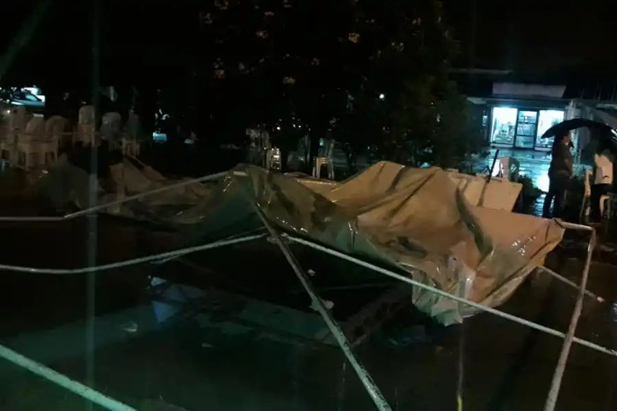 TEMPORAL. Una carpa cayó durante una misa en Aguilares.