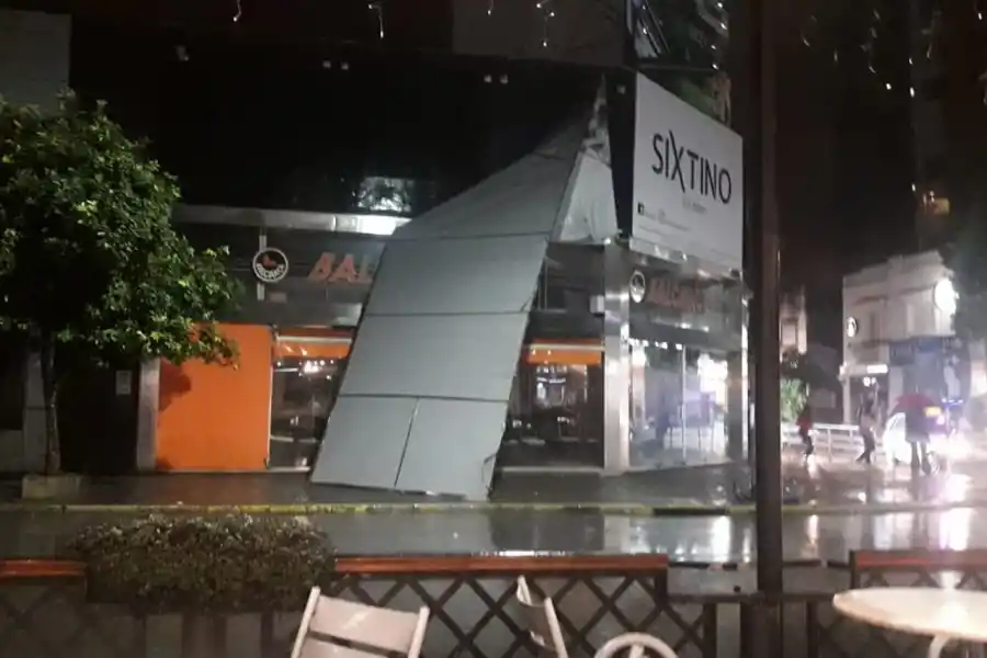 TEMPORAL. Esquina de 25 de Mayo y Santiago.