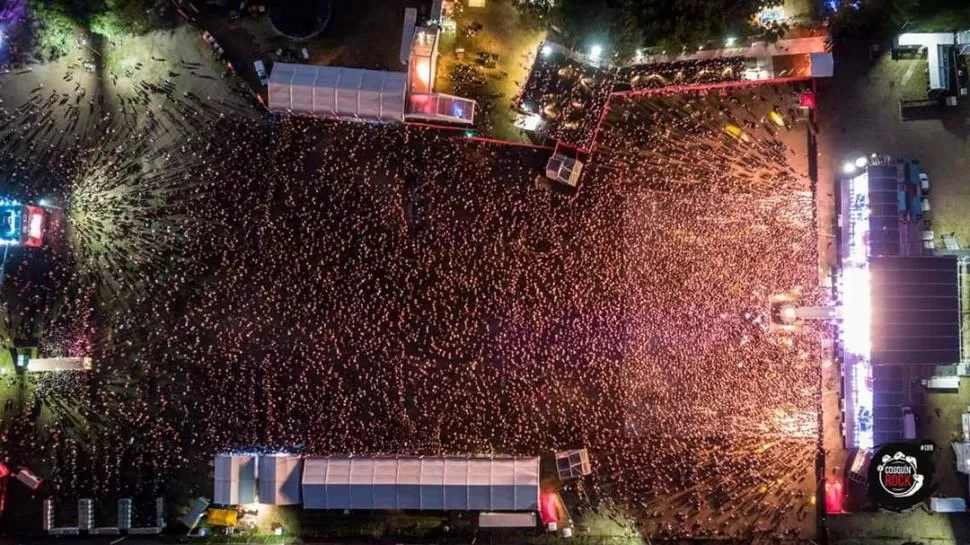 DESDE EL AIRE. Una multitud colmó el predio cordobés donde se realizó la edición de este año del festival más grande del país. cosquinrock 