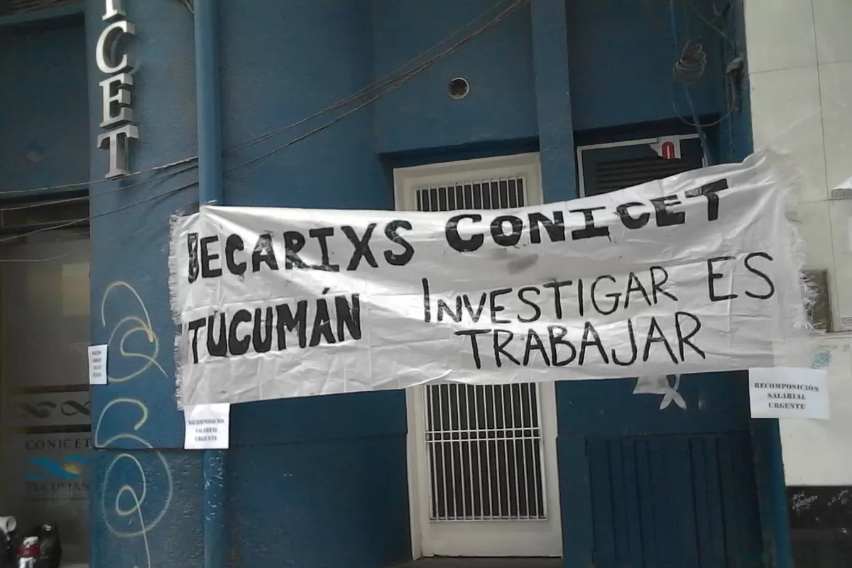 Investigadores protestan frente al Conicet para repudiar el ajuste nacional