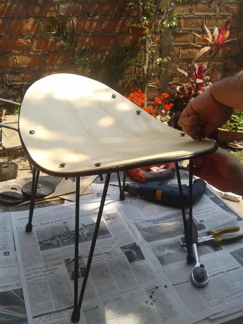 De desechos surgen banquetas, sillas y mesas de diseño