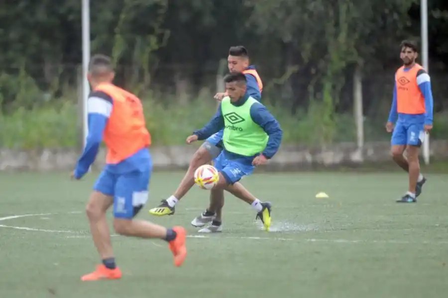 A VOLAR. Kaprof, que estuvo en zona de gol ante Talleres y no tiró por pasarle el balón a Toledo, pide pista. la gaceta / fotos de franco vera 