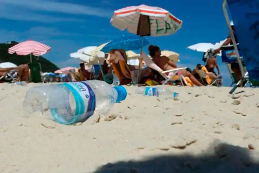 Terminemos la relación tóxica que mantenemos con el plástico, la recomendación de Greenpeace para San Valentín