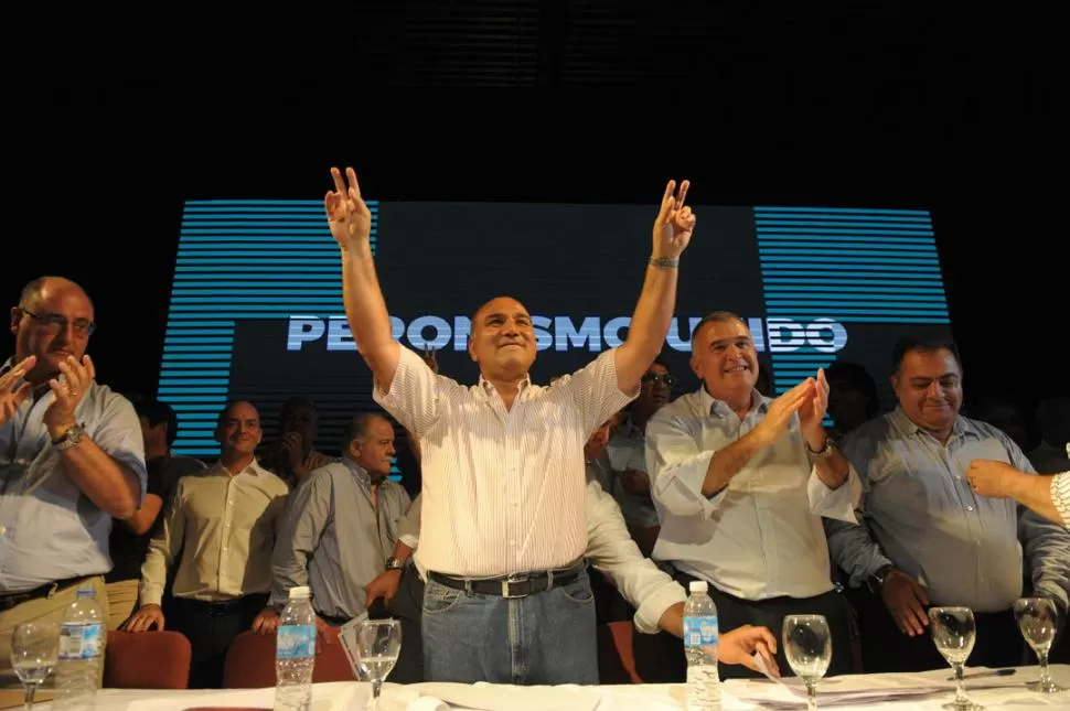 VICTORIA. Manzur hace el gesto típico de Perón, mientras Jaldo aplaude. la gaceta / foto de franco vera (archivo)