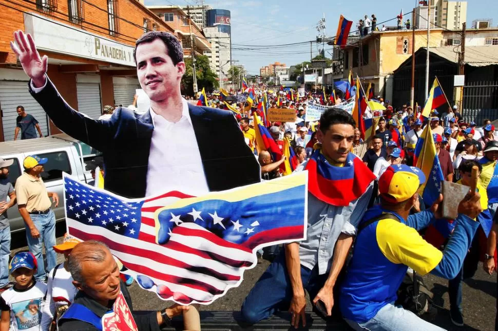 RESPALDO. Miles de venezolanos salieron a las calles de Caracas a manifestarse en favor del opositor Guaidó. fotos de reuters 