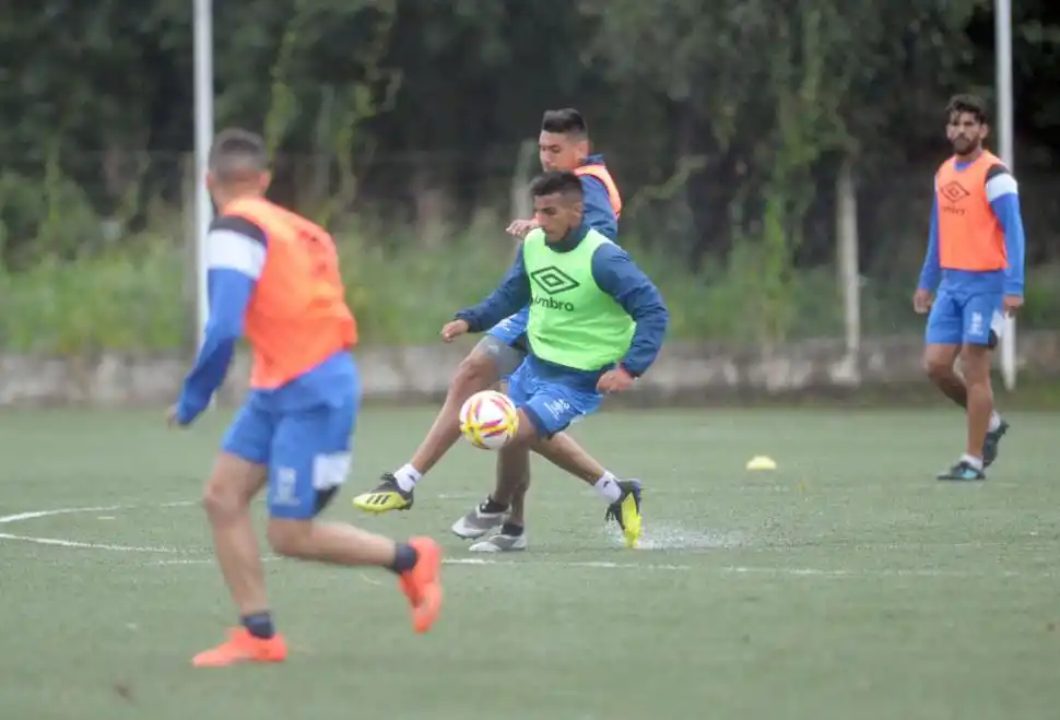 A VOLAR. Kaprof, que estuvo en zona de gol ante Talleres y no tiró por pasarle el balón a Toledo, pide pista. la gaceta / fotos de franco vera 