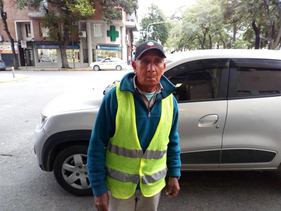 A PIE. A los 69 años, José Díaz caminó dos horas para ir a trabajar. 