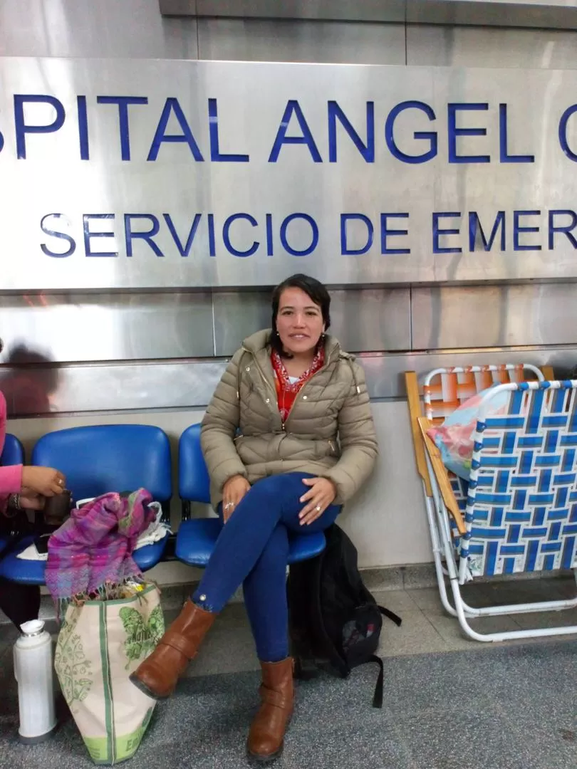 CUESTA LLEGAR. Sonia Benítez gastó $ 320 diarios para llegar al Hospital. la gaceta / fotos de hernán miranda 