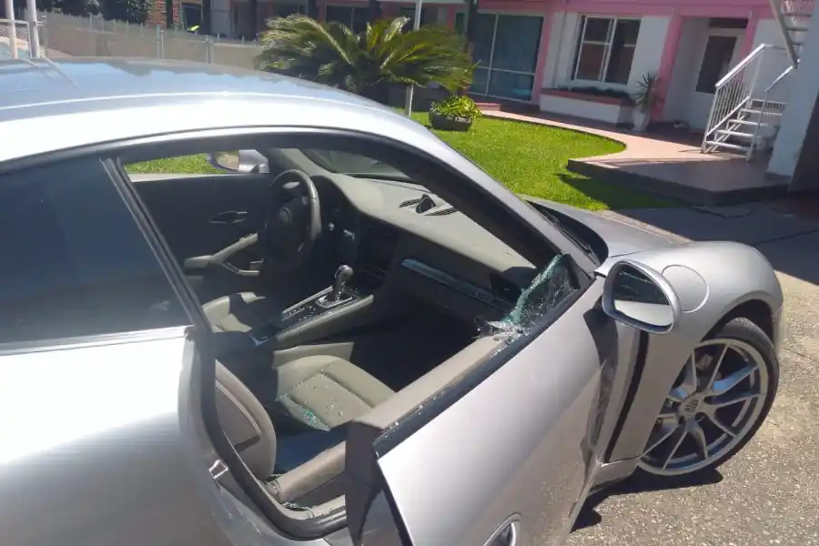 ASÍ QUEDÓ EL AUTO DE CATALINA LONAC LUEGO DEL ASALTO