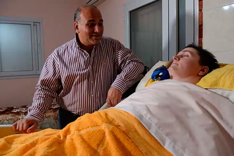 MANZUR. El gobernador se llegó él mismo a la casa del joven para darle la buena nueva.