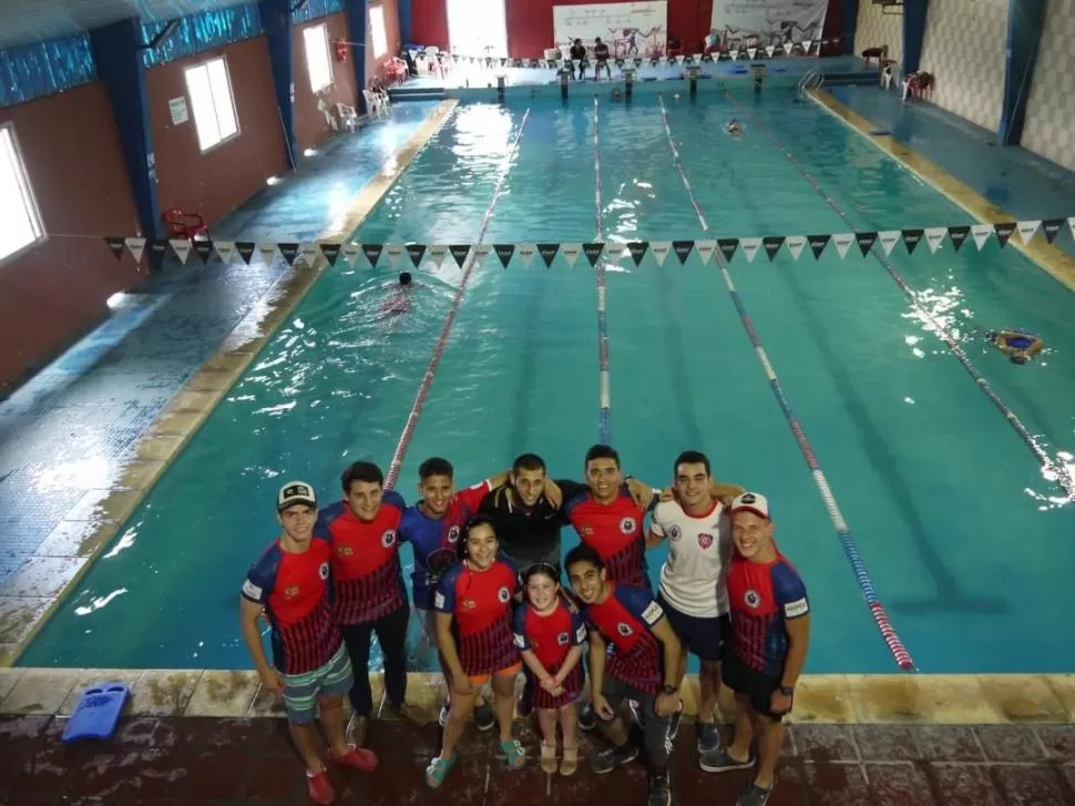 TODOS JUNTOS. El plantel de natación de “CC” disfruta de los entrenamientos. En el medio, Martina, la “peque” del equipo. foto gentileza de Luciano Abatedaga  