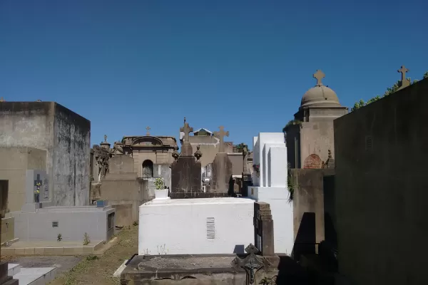 Dos bolivianos quedaron detenidos por robar tumbas en un cementerio