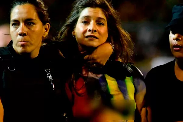 Quién es la mujer que irrumpió desnuda en el partido entre Rosario Central y River