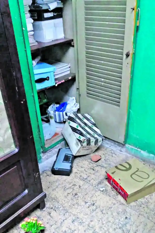 REVOLVIERON TODO. Según la directora, los delincuentes buscaban dinero. 