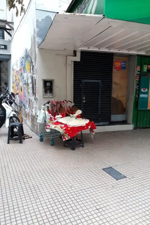 Peligro para vecinos y conductores que circulan frente a una demolición