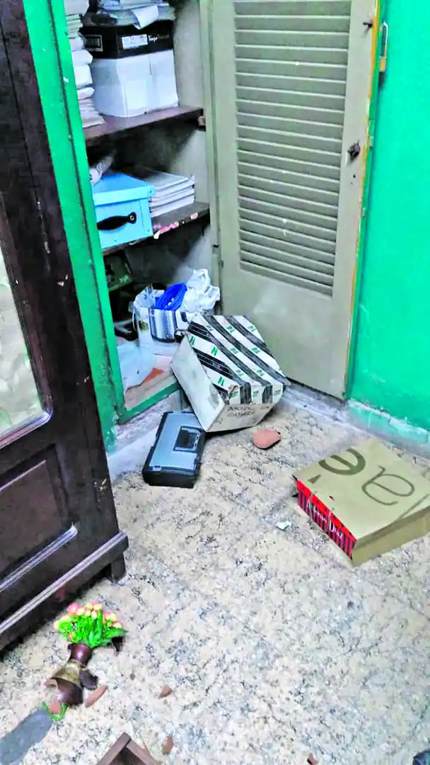 REVOLVIERON TODO. Según la directora, los delincuentes buscaban dinero. 