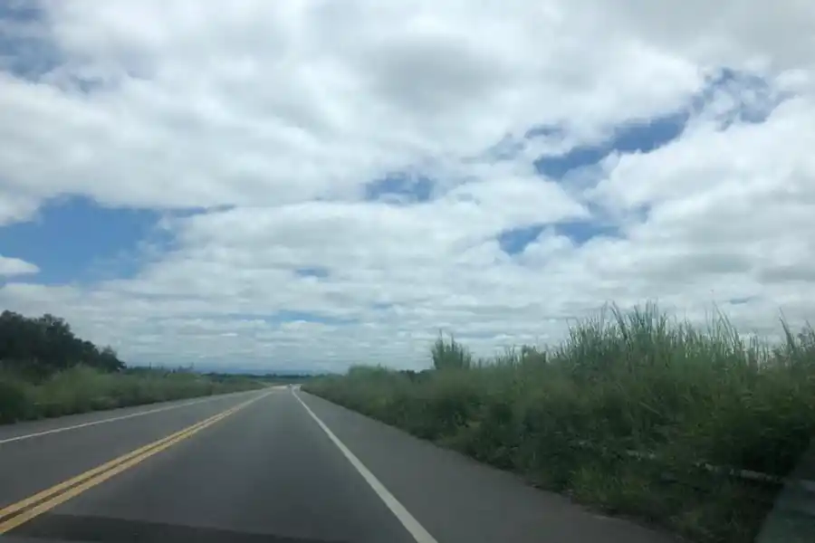 Peligro para vecinos y conductores que circulan frente a una demolición