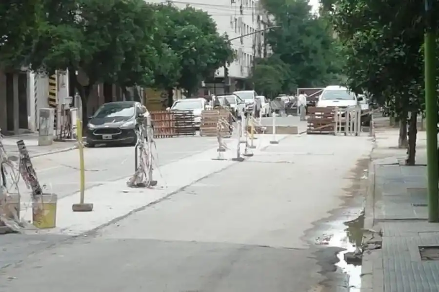 Peligro para vecinos y conductores que circulan frente a una demolición