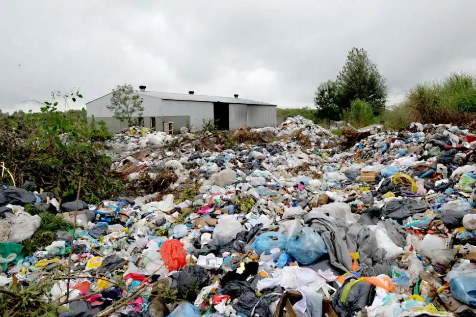 BASURAL. Al predio ubicado en el barrio San Martín llegan por día 18 toneladas de basura aproximadamente. De ellas, sólo ocho son recicladas a mano. la gaceta / fotos de franco vera