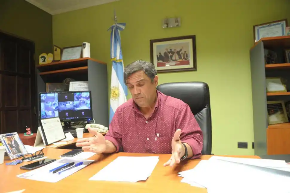 RECIBOS. El intendente Gallia mostró los comprobantes de la compra.  