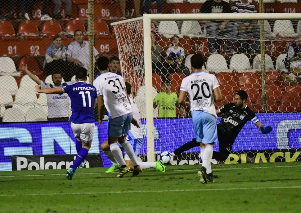 LA ÚLTIMA VEZ. Lucchetti se luce ante los delanteros de Vélez, en el último partido que Atlético jugó en la cancha de Unión. Fue por Copa Argentina y ganó 1 a 0. 