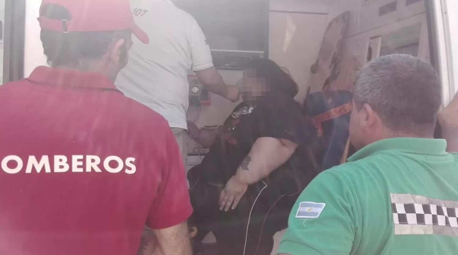 El hombre recibió oxígeno cuando llegó a la ambulancia.