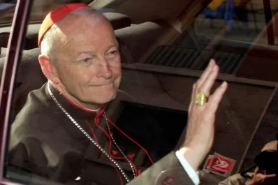 El Papa expulsó del sacerdocio a un ex cardenal acusado de pedofilia