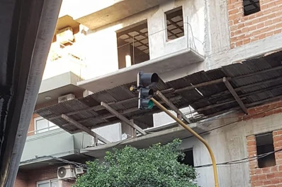 Una madera de una obra en construcción cayó sobre un auto en Barrio Sur