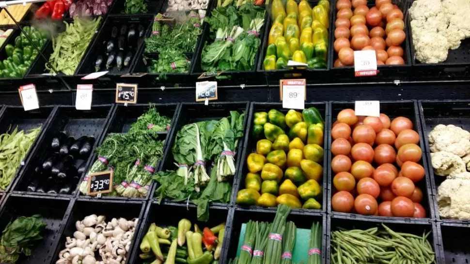 PARA TODOS. Los estantes de verdulerías y supermercados presentan una amplia variedades de productos; algunos los eligen por el color y otros por el precio.  