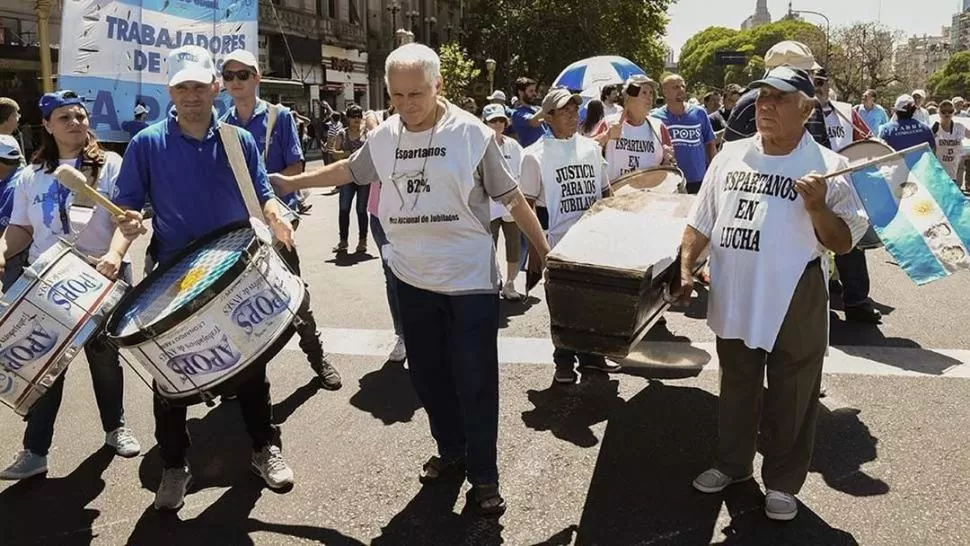 UNA PROTESTA. Jubilados hacen sentir su malestar en una marcha del año pasado en la Ciudad de Buenos Aires.  télam (archivo)