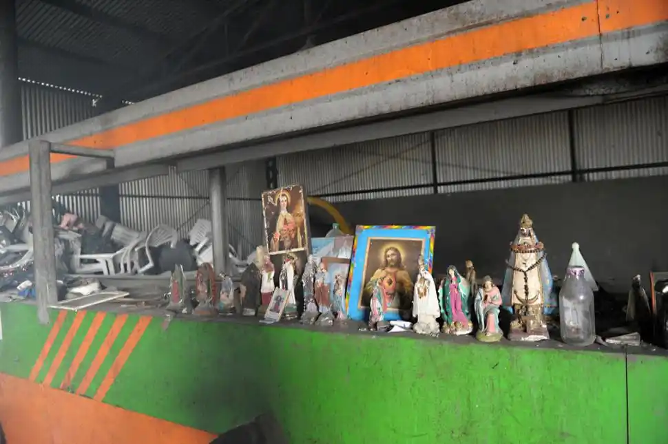 ACTUALIDAD. La cinta transportadora en el estado de abandono del presente. Sin motores, la transformaron en un estante para imágenes religiosas.    
