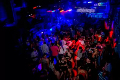 Se pelearon en el boliche y terminaron en el hospital con cortes en sus espaldas