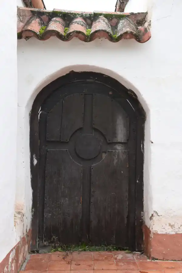 UNA POSTAL TRISTE. En primer plano, el cartel oxidado que señala la presencia del museo; atrás, el edificio con su techo cubierto por plásticos. 