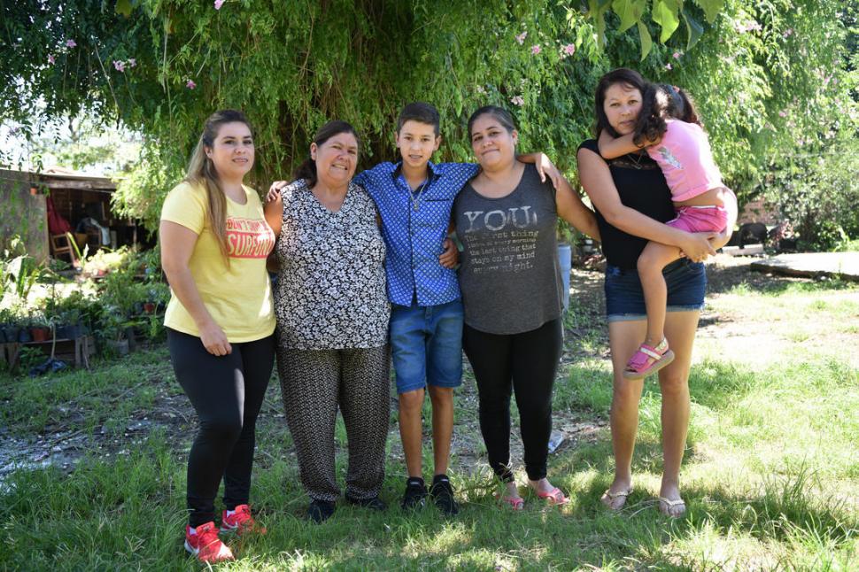 EN FAMILIA. “Santi” con su mamá, sus tías, su abuela y su hermana. 