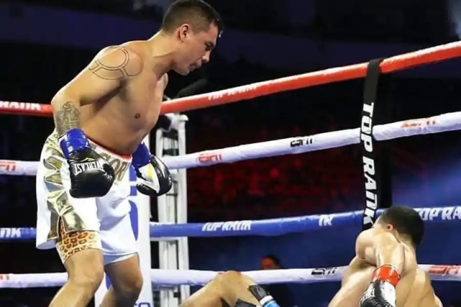 A LA LONA. El zurdazo de Coria acabó con Díaz Jr. Es recomendable buscar el video del nocaut en internet.