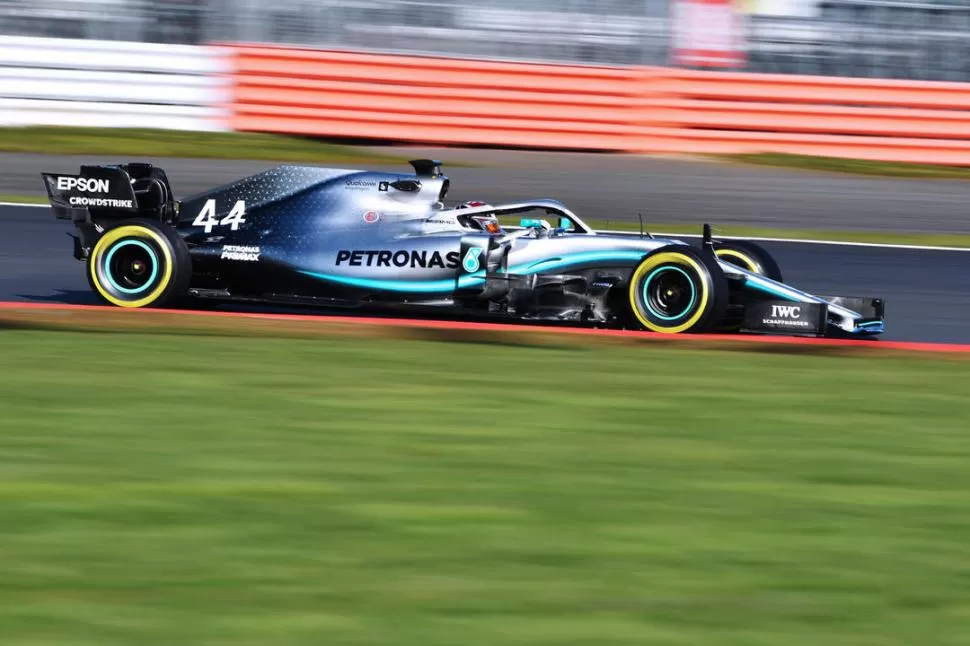 MERCEDES. La nueva Flecha de Plata, con el campeón Lewis Hamilton al volante, durante un shakedown realizado en Silverstone. 