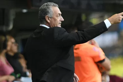 Alfaro pronosticó un partido físico contra Atlético y dijo que Tevez será titular